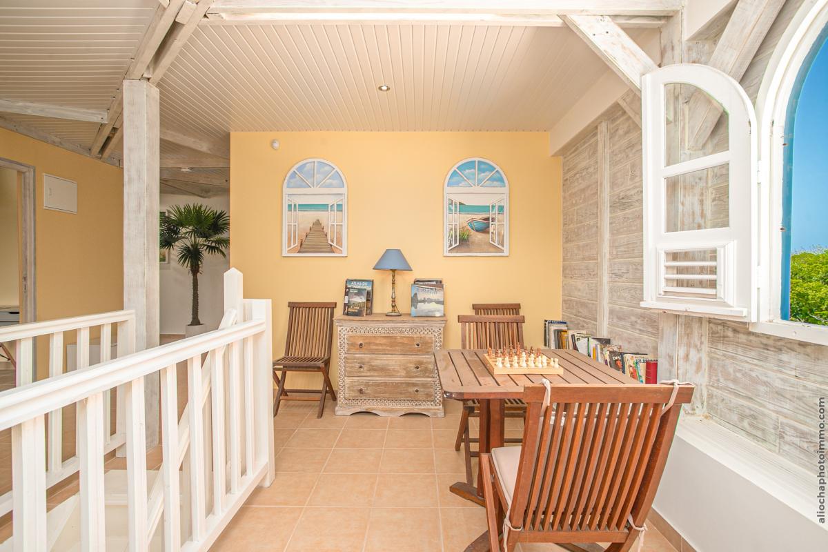 28 Location-villa-Martinique_ chambre salon chaises
